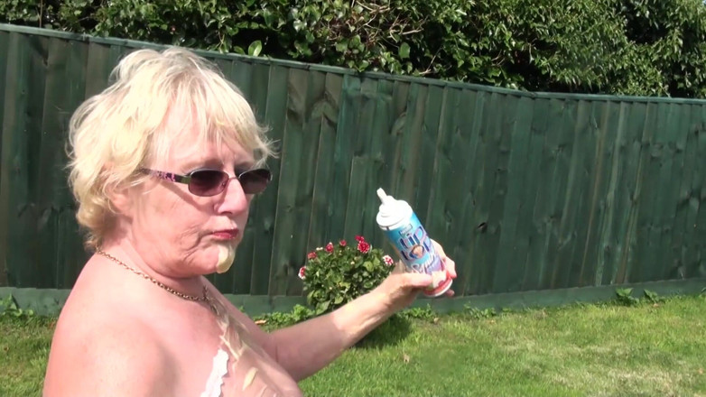 Dirty Doctors Clips: Pissend in de tuin