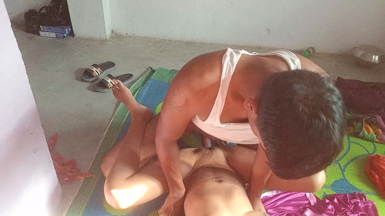 Rinki Jha: 이웃의 마누라를 집으로 불러 따먹는 배다른 아들