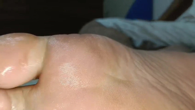 Fetish guys: Naolejovaný Solo Smooth Foot Fetiš Tease