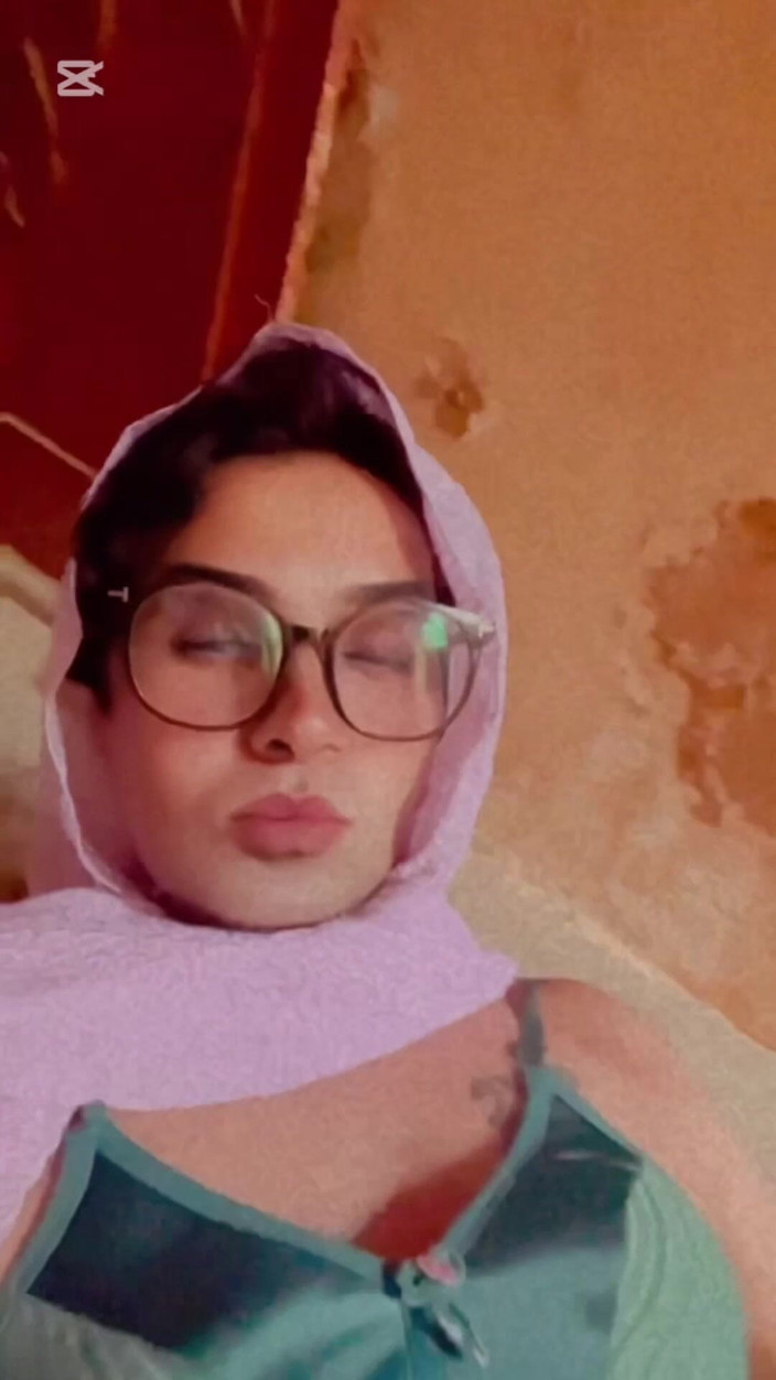 Apple00001: Chcę podzielić się tym zrzędliwym tyłkiem, który jest na podłodze.