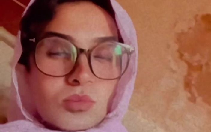 Jasiya: Ich will diesen mürrischen Arsch auf dem Boden teilen.
