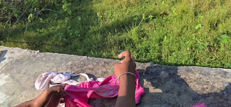 SafeRosebush8: 和我老婆的白色胸罩粉色内裤一起洗澡的色情视频