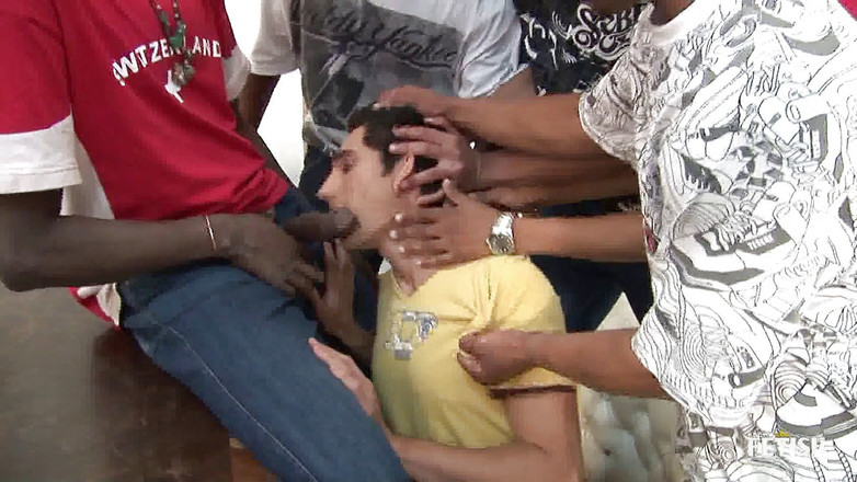 Gay Diaries: Gay blanco obtiene su culo destruido en gangbang sucio después...