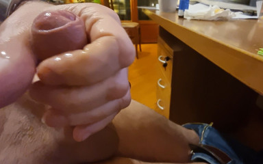 Jordance: Lelaki Itali melancap batang besar dan pancutan mani besar