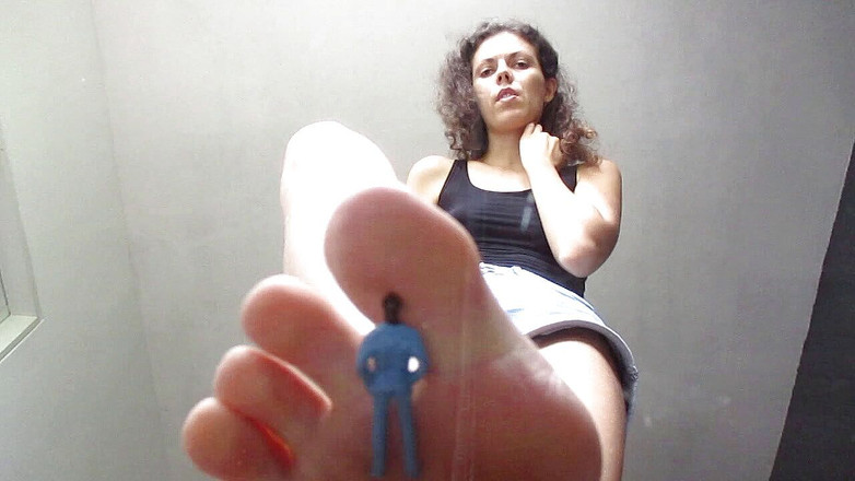 TheoryOfSex: Богиня Julia V Earth наказывает своего раба с крошечной ступней