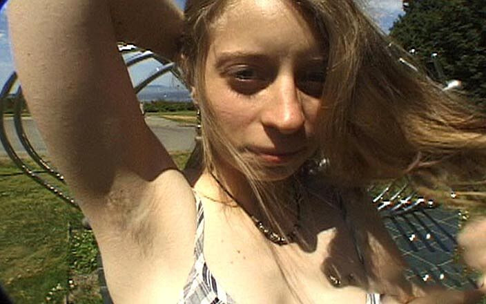 Horny Hairy Girls: Pretty Natural Girl Shows off Her Muff