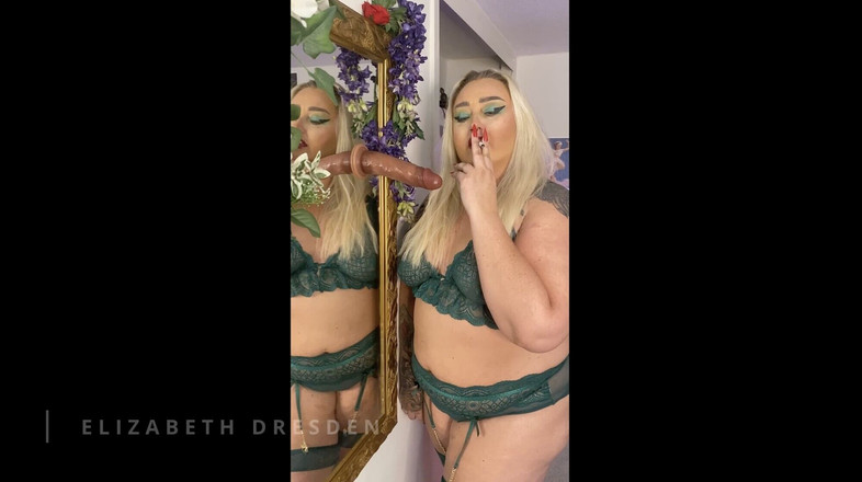 Elizabeth Dresden: La BBW Elizabeth Dresde fume et joue avec son fétiche...