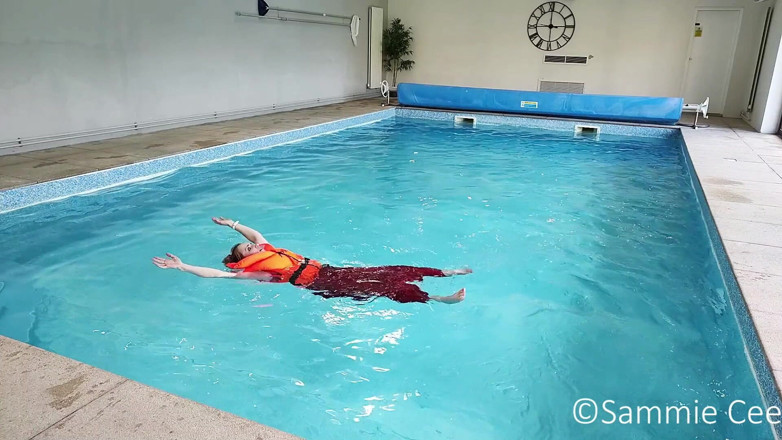 Sammie Cee: Lifejacket přes palubu večerních šatů