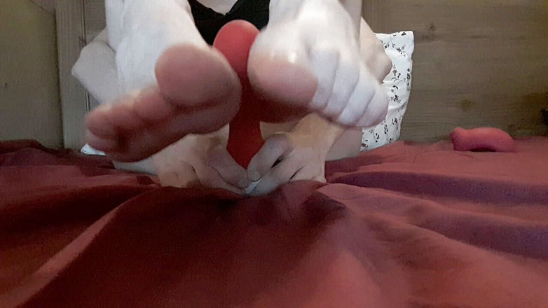 Christy G: Horny amateur teen's foot fetish. Masturbation with toys.