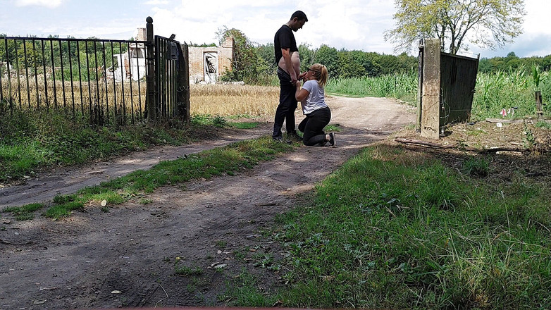 CharnElle: 廃墟となった工場の近くで危険なフェラチオ