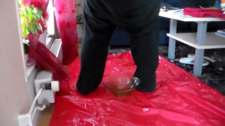 Sex hub couple: Jen Está Orinando En Una Tazón De Vidrio Verde