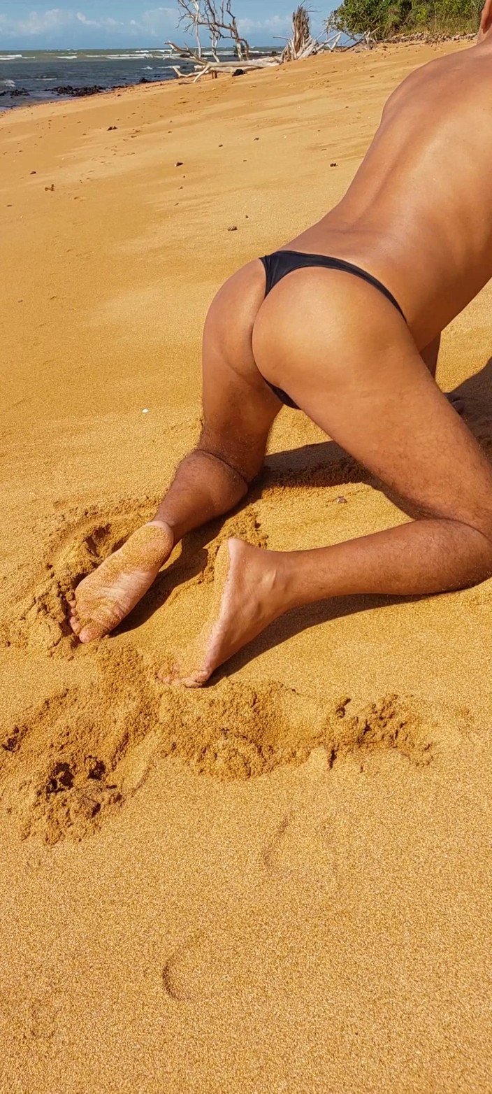 Ladysilvas: Ladysilva en la playa en bragas mostrando su culo caliente