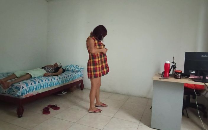 Goky: Menina com tesão dança nua mostra seu cu