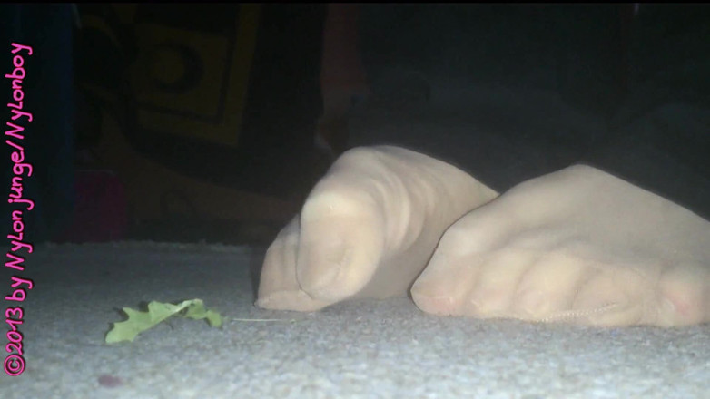 Carmen_Nylonjunge: Mina kåta nylonfötter vid marken