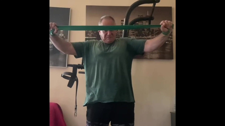 Alex Art: Starker Mann masturbiert nach dem Training