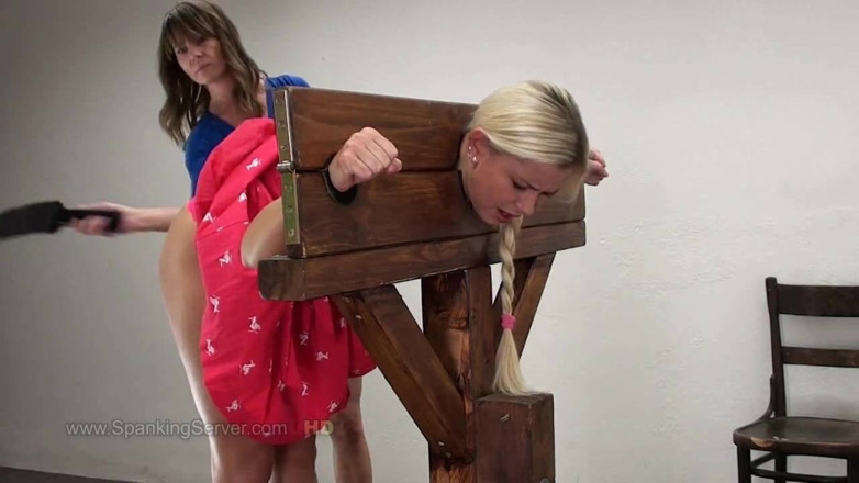 Spanking Server: Lola cinta