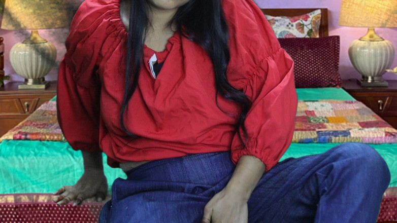 desi bhabhi videos: 新婚の義理の妹と赤いトップ左バイブレーター付き