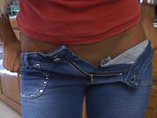 Cumming Soon: Prsatá děvka kouří a šuká kozy nadrženým chlapem