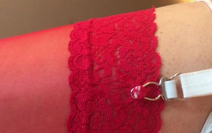 Sissy Paige: Masturbation avec des bas rouges brillants