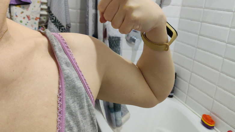 Risky Hairy Couple: De spieren van een grote vrouw buigen zich