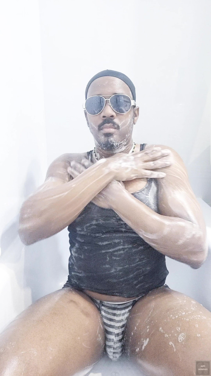 Soft Soleman: Я мию своє тіло у ванні 5