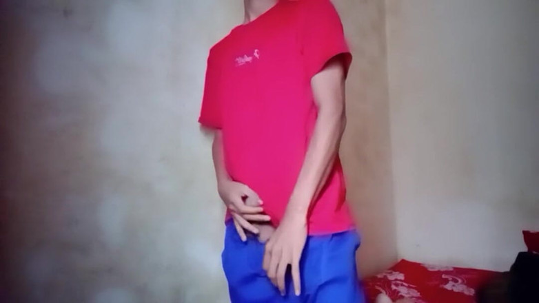 Zirul Uwu: Il bell'uomo scopa da solo in una stanza