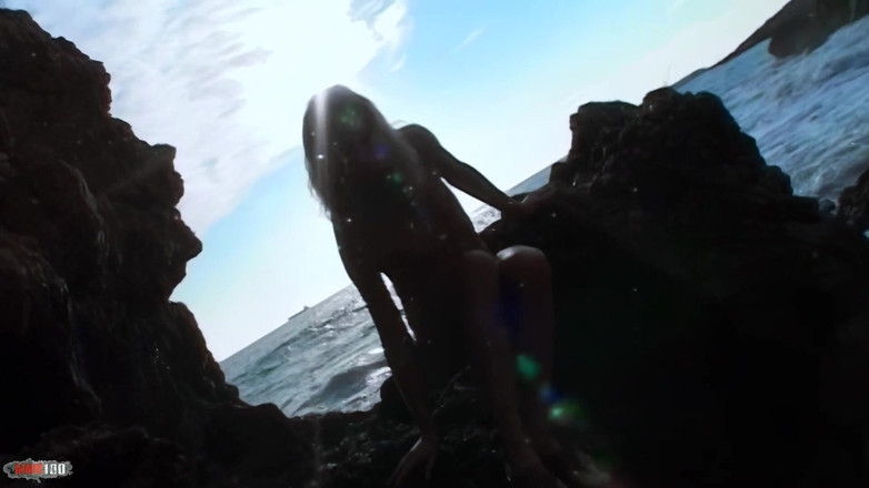 MMM100: Lady-margaux: Nette zierliche Lady Margaux macht einen heißen striptease am...