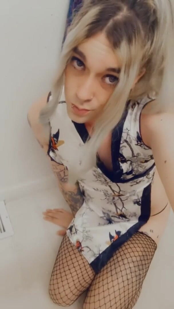 CarmenMelatonin: Kimono babe wants to play