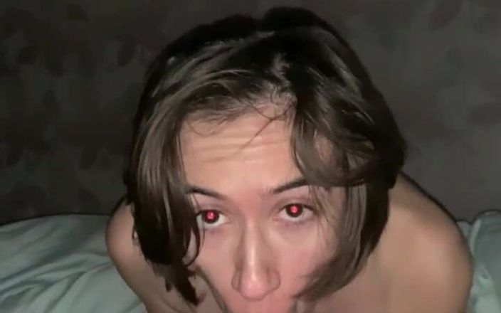 Kitty Kriss: 卧室里的疯狂性爱射在我嘴里