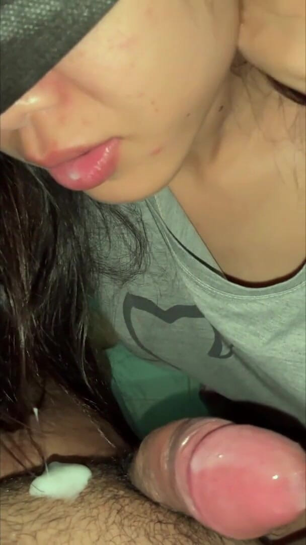 Hashini Hirunika: 입에 사정하는 여친