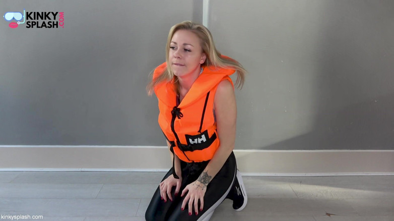 UKCuteGirl Lucy Lauren: Asmr Lifejacket - confissão de fetiche em leggings brilhantes