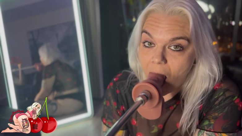 CherryBombBomb: Lần đầu tiên đụ cổ họng trên máy đụ