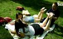 Czech Soles - foot fetish content: Due ragazze a piedi nudi nel parco che hanno i...