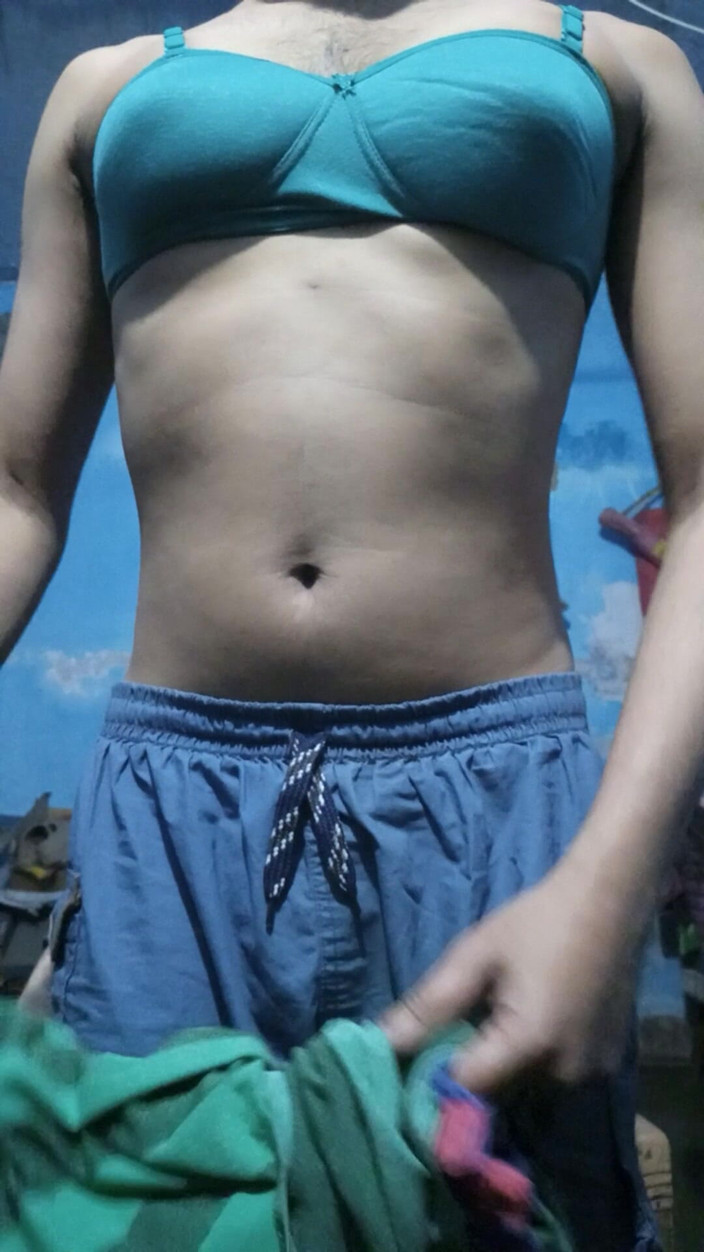 Lustyizlife: 年轻的印度男孩与包茎鸡巴穿着他继妹的胸罩和内裤