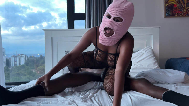 Petite queens: 이 쪼이는 몸집이 작은 보지를 논스톱으로 따먹어
