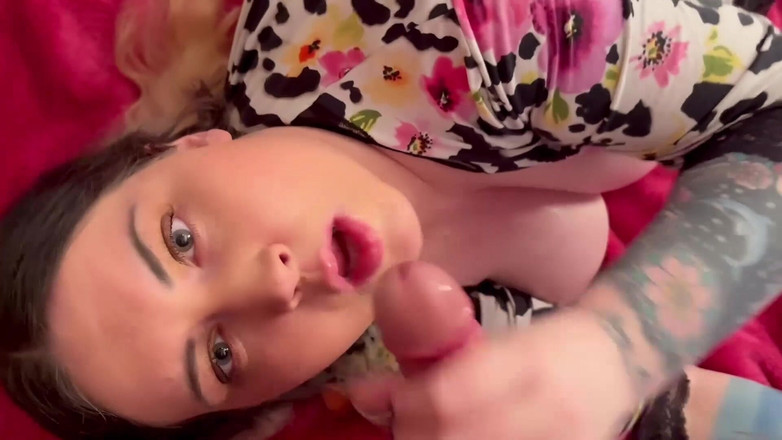 MissFFW: Sucia puta da una mamada descuidada y se la follan...