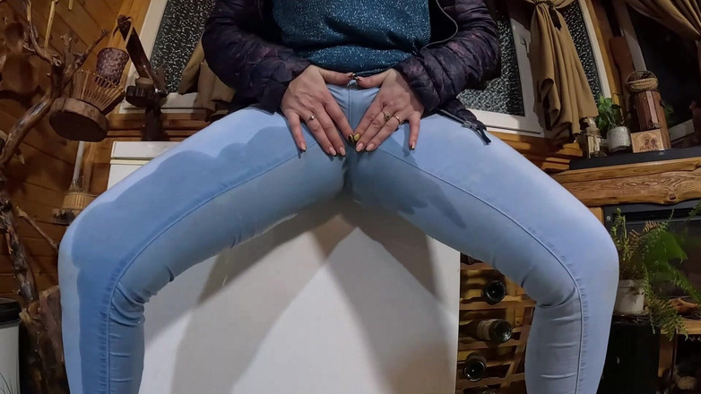 MilfyCalla: Cameltoe MILF Baila, Provoca Y Mea En Sus Jeans - Mojado...