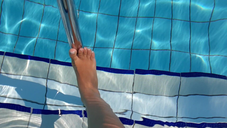 Fetish intimmedia: Pies calientes juegan en la piscina