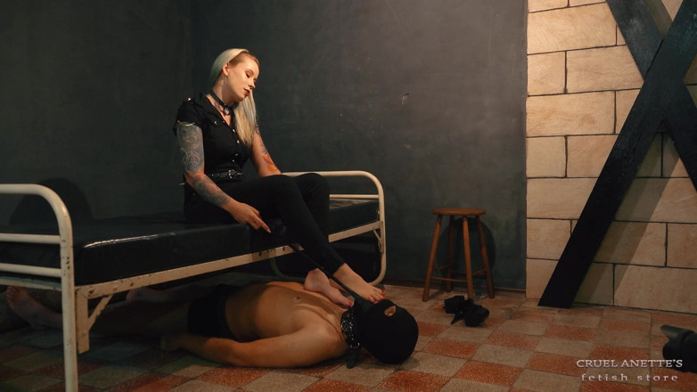 Cruel Anettes fetish world: Kırmızı tırnaklar, ayak yalama