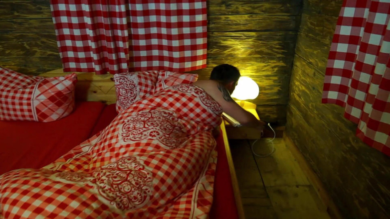 Videos Francaises: 巨乳のフランス人熟女がキャンプで彼女のマンコで遊ぶ