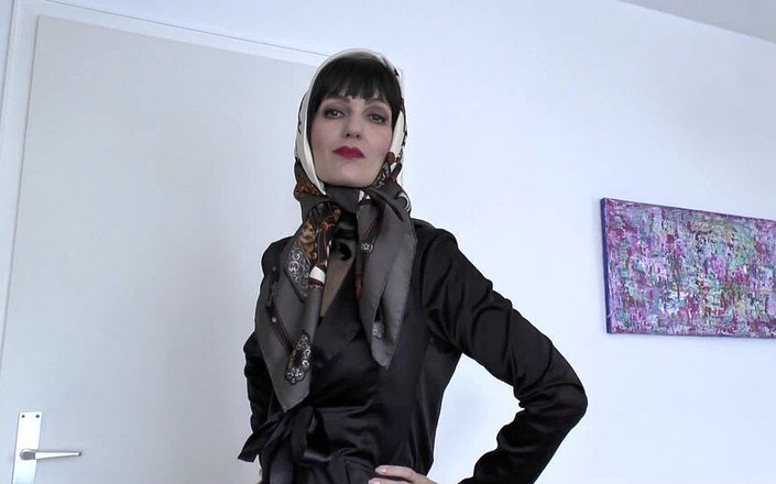 Lady Victoria Valente: 2 chiếc xe ôm lụa thanh lịch đeo và không đeo kính