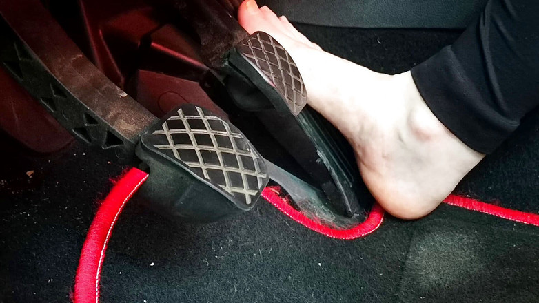 Bouncy Tits Action: Memompa pedal