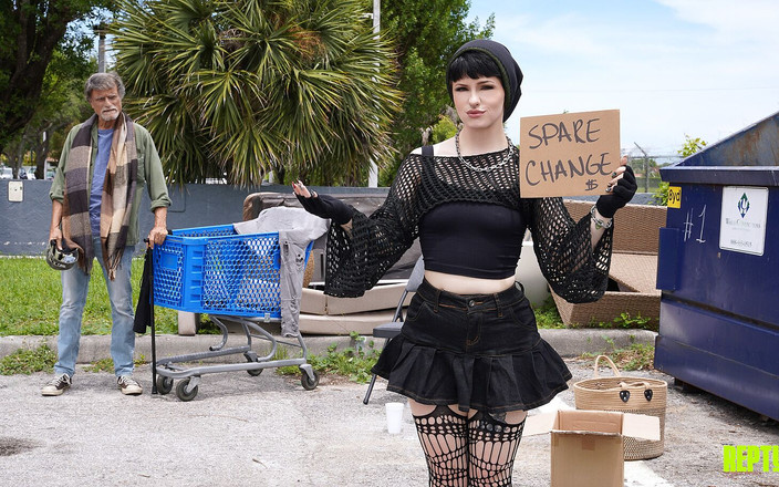 Free use: レプタイル研究所の実験、ストリートオルタナティブガールからプレッピーなチンコススラットへ一つのシャワーで - フルビデオ