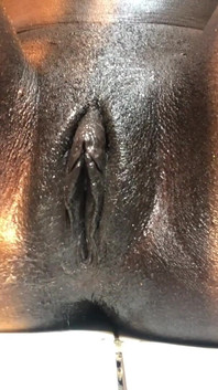 La signora sexy nera ebano si masturba