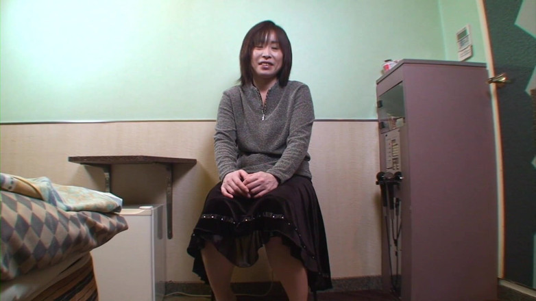 Asian Mature Climax: Hairy brunette bitch orgasm from magic wand