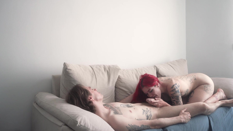 Cedric and Sofi: Coppia dilettante scopa sensualmente sul divano
