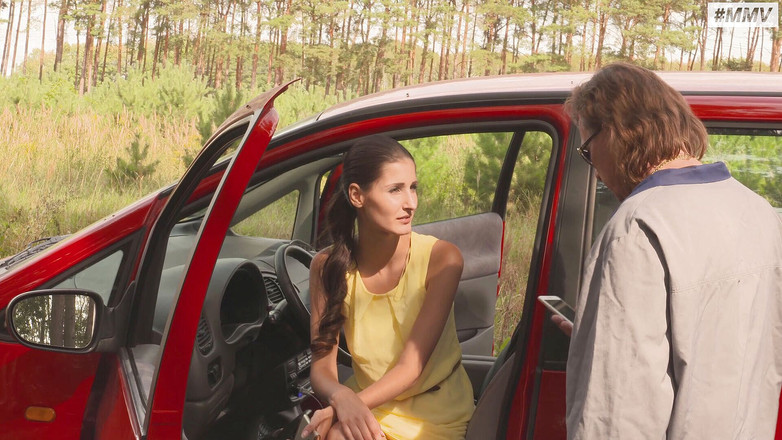 MMV Films: Pannendienst 4: scena 2 Calda ragazza tedesca scopa all'aperto