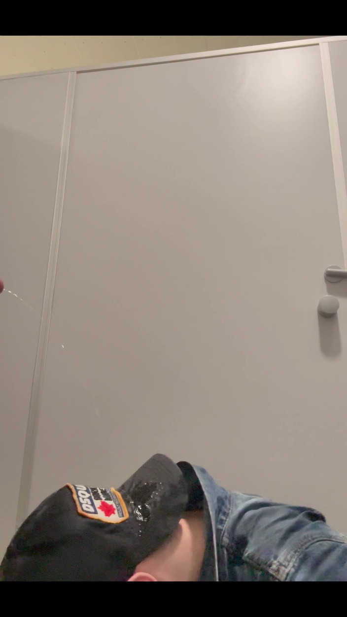 KinkySirius: Skinhead gay Kinkysirius mandi emas di tandas awam