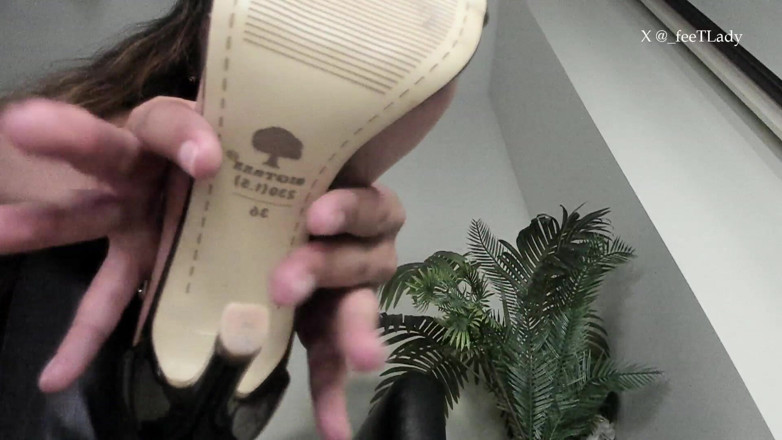 Feet lady: Under Heels