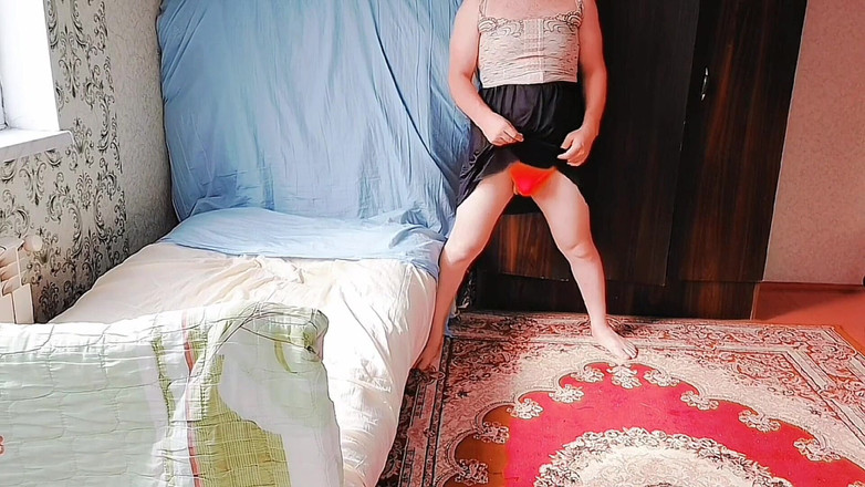 Kitty_Cross: Wunderschöner transvestã¤t, der beim tanzen verführerischen blickkontakt macht